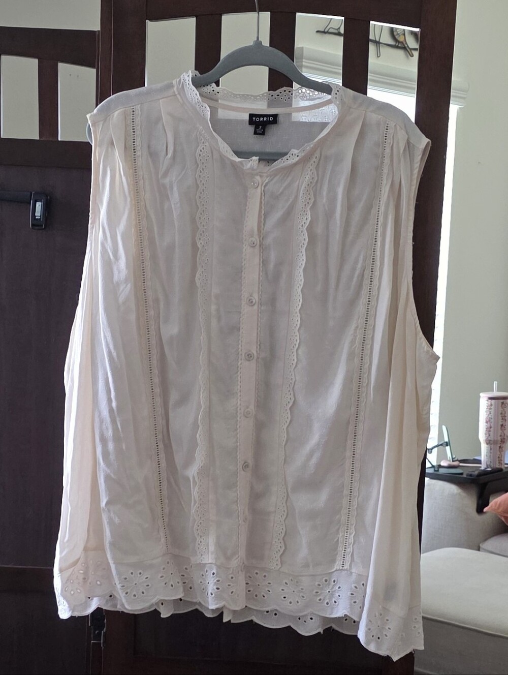 NWT torrid Whisper White Eyelet Button Front Top- Sleeveless